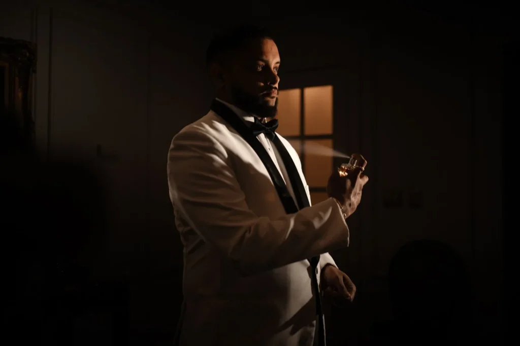 Mann im Smoking sprüht einen eleganten Abendduft wie Dior Homme Intense