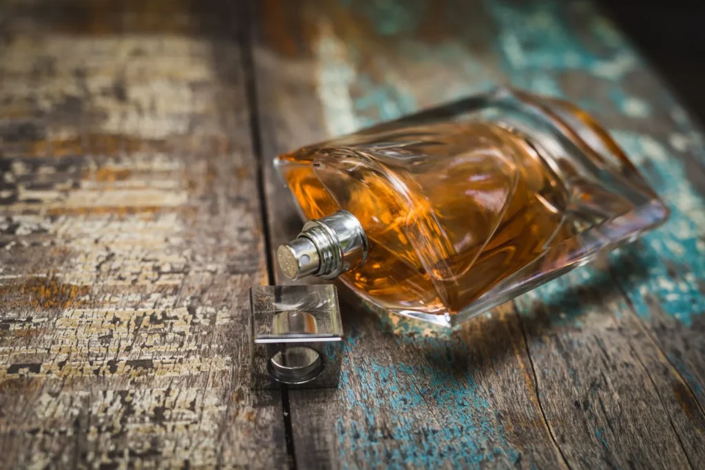 Parfumflakon auf Holz – holziger Duft wie Tom Ford Oud Wood